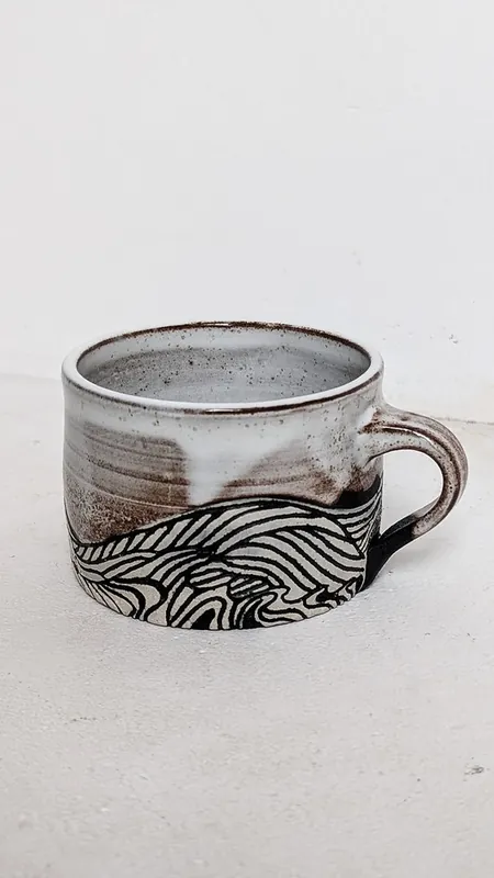 Kubek sgraffito "Fale" Biały Bezpieczna płatność