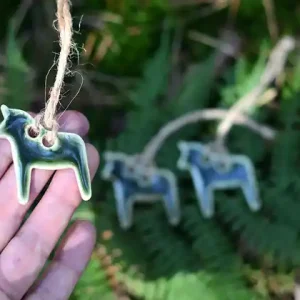 Dostępne od ręki Koniki ceramiczne zawieszki 3 sztuki z paprocią lekko odbitą