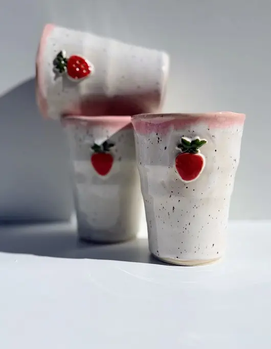 Kubek ceramiczny wysoki truskawka Nowość