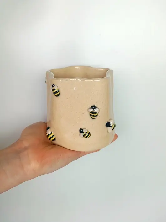 Okazja Ceramiczna czarka typu gniotek w pszczółki