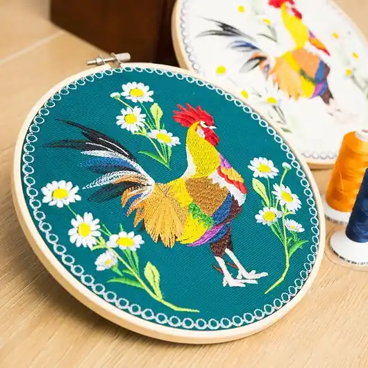 Kogut w stokrotkach - zielone tło, haft w tamborku 20 cm Nowy