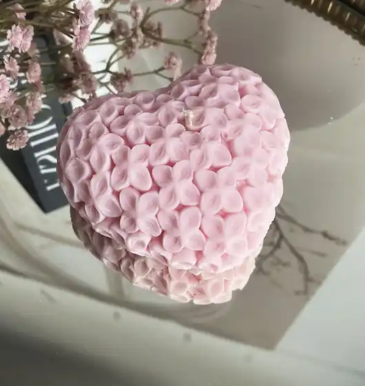 Super okazja Świeca sojowa dekoracyjna "Rose Heart" 98x42mm różowa