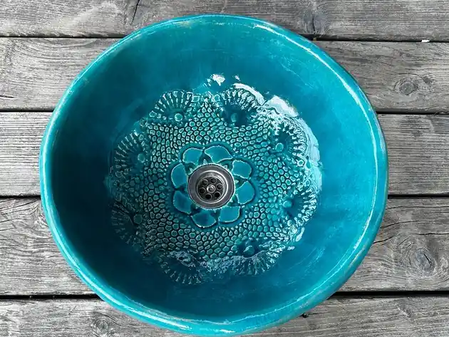 Nowość UM8 Umywalka ceramiczna, turkusowa, okrągła, folkowa koronka na dnie.