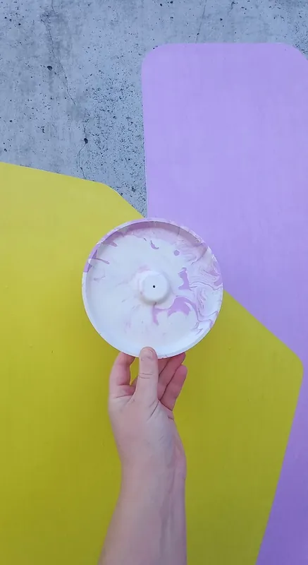 Niska cena Okrągła podstawka na kadzidełko, palo santo, marble, fioletowo-biała