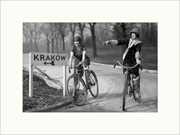 Dziewczyny-na-rowerach-zdjęcie-w-passe-partout Wyprzedaż