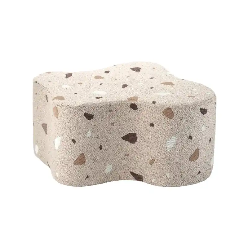 Jasnobrązowy puf dziecięcy z materiału bouclé/z tkaniny szenilowej Terrazzo Cloud – Wigiwama Bonami Oferta