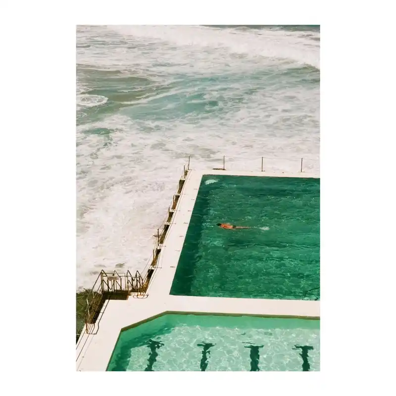 Cena promocyjna Plakat 30x40 cm Bondi Icebergs – Anna Pihan – The Poster Club Bonami