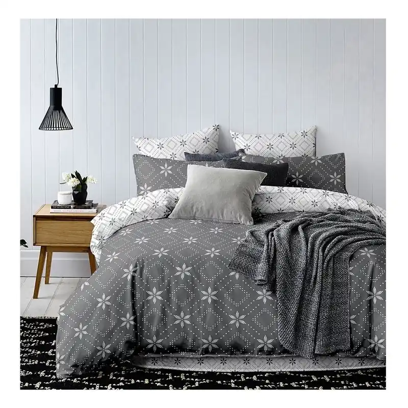Szaro-biała dwustronna pościel jednoosobowa z mikrowłókna DecoKing Hypnosis Snowy Night, 200x140 cm Bonami Obniżka ceny