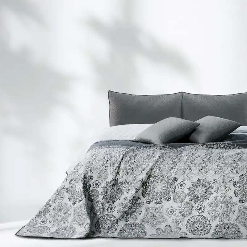 Biało-szara dwustronna narzuta z mikrowłókna DecoKing Alhambra, 170x210 cm Bonami Dodaj do koszyka