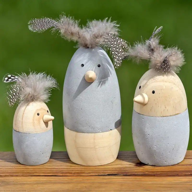 Ptak dekoracyjny z betonu i drewna piniowego Boltze Birdie, wys. 10 cm Bonami Taniej
